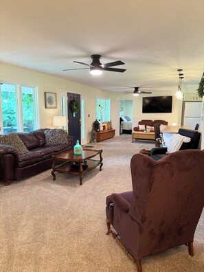 Smart TV - Charming 4-bedroom farmhouse! (Dongola)