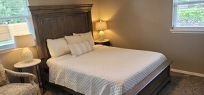 5 bedrooms, desk, iron/ironing board, travel crib - Spacious 5-bedroom house with covered parking and private backyard in Guthrie. (Guthrie)