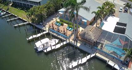 Cozy 1-bedroom hotel suite with AC, WiFi in wonderful Saint James City