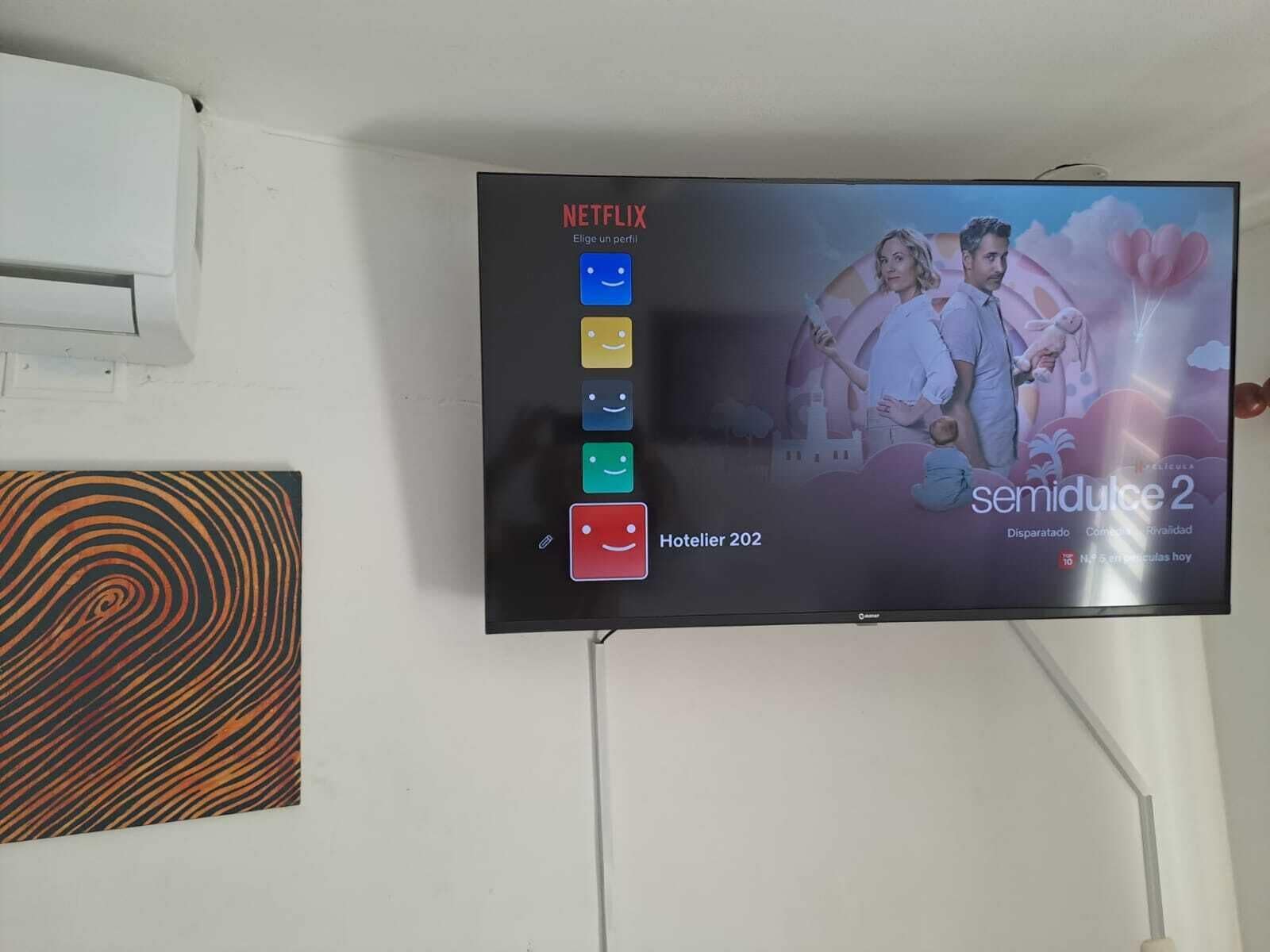 Un televisor mostrando la interfaz de Netflix con la serie 'semidulce 2' en la pantalla.
