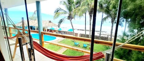 Suite – junior, tekjøkken, sjøutsikt | Terrasse/patio