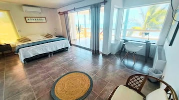 Deluxe-værelse - balkon - strandudsigt | Individuelt design, individuel indretning, skrivebord