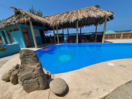 Una piscina al aire libre