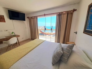 Individually decorated, individually furnished, desk, laptop workspace - Hotelier Home (Máncora)