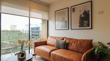 Departamento, 2 habitaciones (803) | Área de sala de estar | Smart TV de 40 pulgadas con canales por cable