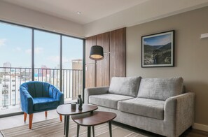 Apartment, 2 Bedrooms (1005) | Living area | 40-inch Smart TV with cable channels - Alameda by Wynwood House (Lima)