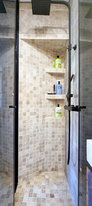 Sèche-cheveux, serviettes fournies, savon, shampoing