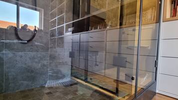 SĂšche-cheveux, serviettes fournies, savon, shampoing