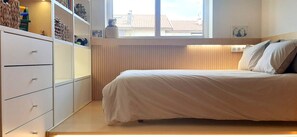 2 habitaciones, escritorio y tabla de planchar con plancha 