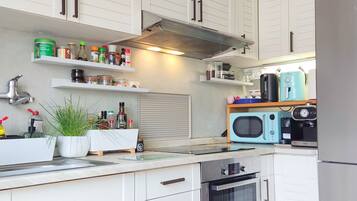 Fridge, microwave, oven, stovetop