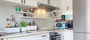 Réfrigérateur, micro-ondes, four, plaque de cuisson