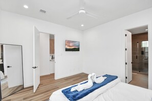 3 bedrooms, desk, iron/ironing board, free WiFi - Midnight Reverie: Luxury Townhouse-Med Center DWTN  (Houston)