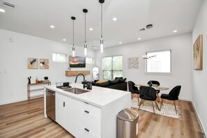 Interior - Midnight Reverie: Luxury Townhouse-Med Center DWTN  (Houston)