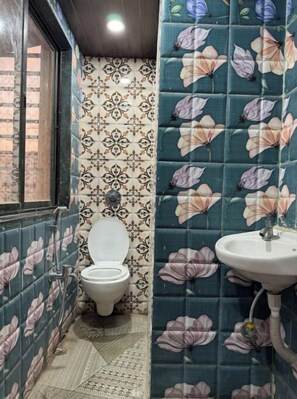 Shower, towels, soap, shampoo