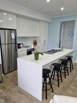 Fridge, microwave, oven, stovetop - 3rd on Troon - A golfer's paradise at Links Lady Bay. (Normanville)