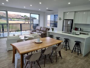 Interior - 3rd on Troon - A golfer's paradise at Links Lady Bay. (Normanville)