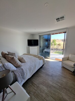 4 bedrooms, iron/ironing board, WiFi, bed sheets - 3rd on Troon - A golfer's paradise at Links Lady Bay. (Normanville)