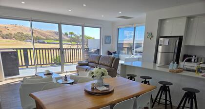 3rd on Troon - A golfer's paradise at Links Lady Bay.