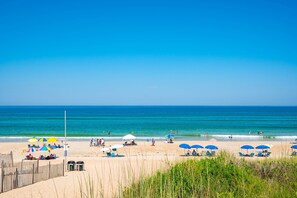 Chaises longues, serviettes de plage