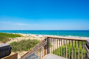 Chaises longues, serviettes de plage