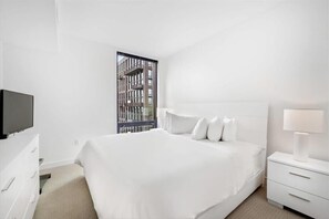 1 chambre, bureau, fer et planche à repasser, lit parapluie