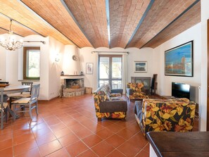 TV, fireplace - Nice apartment in villa with WIFI, hot tub, private pool, TV, patio, pets allowed, panoramic view (Manciano)