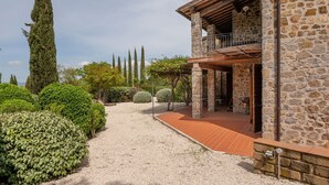 A stone building with a gravel path leading to a wooden door. - Cosy apartment in villa with WIFI, hot tub, private pool, TV, patio, pets allowed and panoramic ... (Manciano)