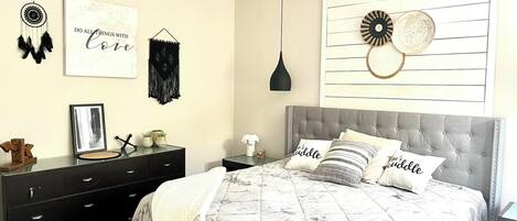 3 chambres, fer et planche à repasser, Wi-Fi, draps fournis