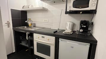 Fridge, microwave, oven, cookware/dishes/utensils