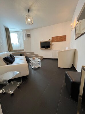 Una televisión, libros, un reproductor estéreo