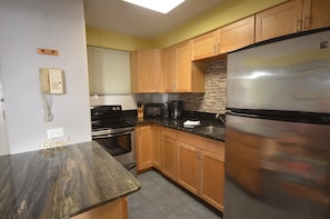Fridge, microwave, oven, stovetop - Hawaiian King 405 1-Bedroom, King Bed and Sleeper Sofa, Pool and BBQ Grill (Honolulu)