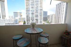 Outdoor dining - Waikiki Ocean/Mountain View KV1003a (Honolulu)