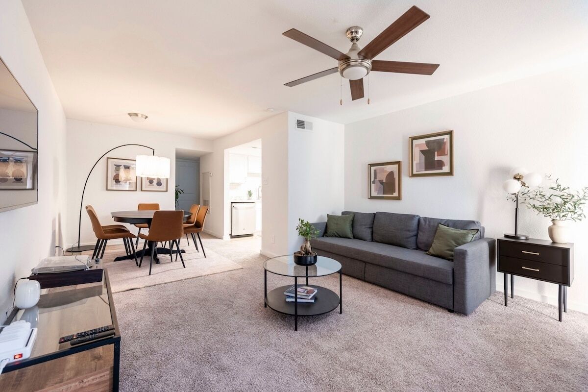 SoLa OASIS 2BR King Suite, Fully Stocked, Pool+Gym 