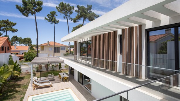 A modern two-story house with a balcony, a swimming pool, and a garden. - Villa Glamour / Villa with pool (Aroeira)