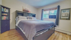 2 bedrooms, iron/ironing board, free WiFi, bed sheets - Waterfront Condo AC Boat Slip Downtown  (Sandpoint)