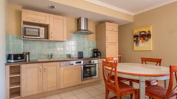 Een koelkast, een microgolfoven, een kookplaat, een vaatwasser