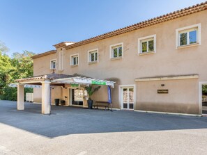 A building with a reception area, a sign indicating 'RECEPTION', and a sign for 'Chambre de Conferences'.