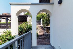 المنطقة المحيطة بالمنشأة