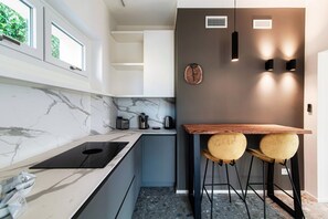 ثلاجة، فرن، موقد طهي مسطح، غسالة أطباق