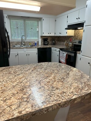 Fridge, microwave, oven, stovetop - Clean & Comfortable Home in the Pines - 3-bedroom, 2-bath home, family-friendly (Nacogdoches)