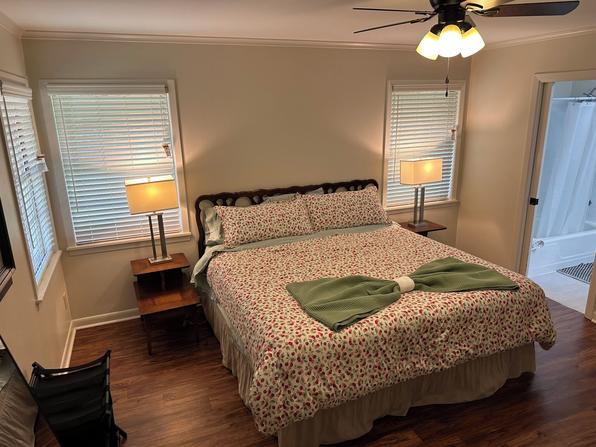 3 chambres, fer et planche à repasser, lit de bébé portatif