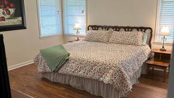 3 dormitorios, tabla de planchar con plancha, cuna de viaje