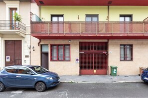 Exterior - GuestHost - Modern 30 sqm studio apartment, ideal for 2 people, located on the ground floor of a building WITHOUT a lift (one step down to access it).The property is located in the Gorla district, full of all services and well connected thanks to local p (Milano)