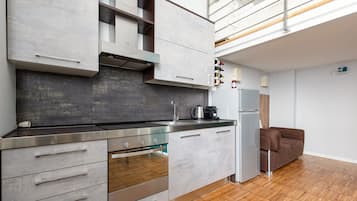 Fridge, oven, stovetop, dishwasher