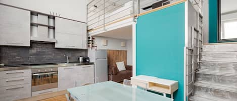 Réfrigérateur, un four, surface de cuisson, lave-vaisselle