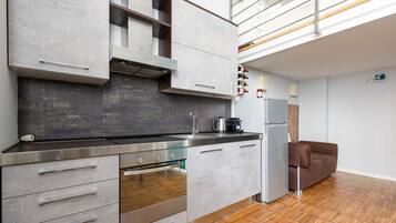 Frigorifero, forno, piano cottura, lavastoviglie