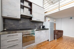 Fridge, oven, stovetop, dishwasher - Modern 30 sqm studio apartment, ideal for 2 people, located on the ground floor of a building WITHOUT a lift (one step down to access it).The property is located in the Gorla district, full of all services and well connected thanks to local public transp (Milano)