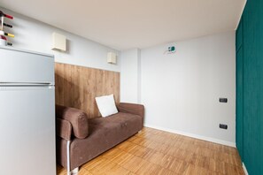 Interior - GuestHost - Modern 30 sqm studio apartment, ideal for 2 people, located on the ground floor of a building WITHOUT a lift (one step down to access it).The property is located in the Gorla district, full of all services and well connected thanks to local p (Milano)