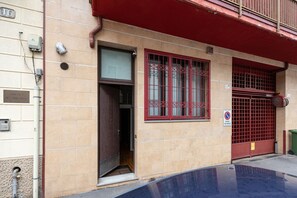 Exterior detail - Modern 30 sqm studio apartment, ideal for 2 people, located on the ground floor of a building WITHOUT a lift (one step down to access it).The property is located in the Gorla district, full of all services and well connected thanks to local public transp (Milano)