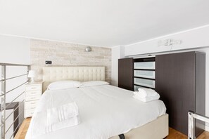 Iron/ironing board, WiFi, bed sheets - Modern 30 sqm studio apartment, ideal for 2 people, located on the ground floor of a building WITHOUT a lift (one step down to access it).The property is located in the Gorla district, full of all services and well connected thanks to local public transp (Milano)